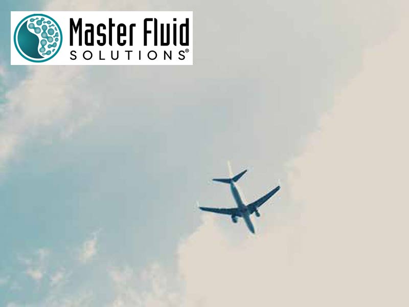 avión entre nubes y logo Master Fluid Solutions
